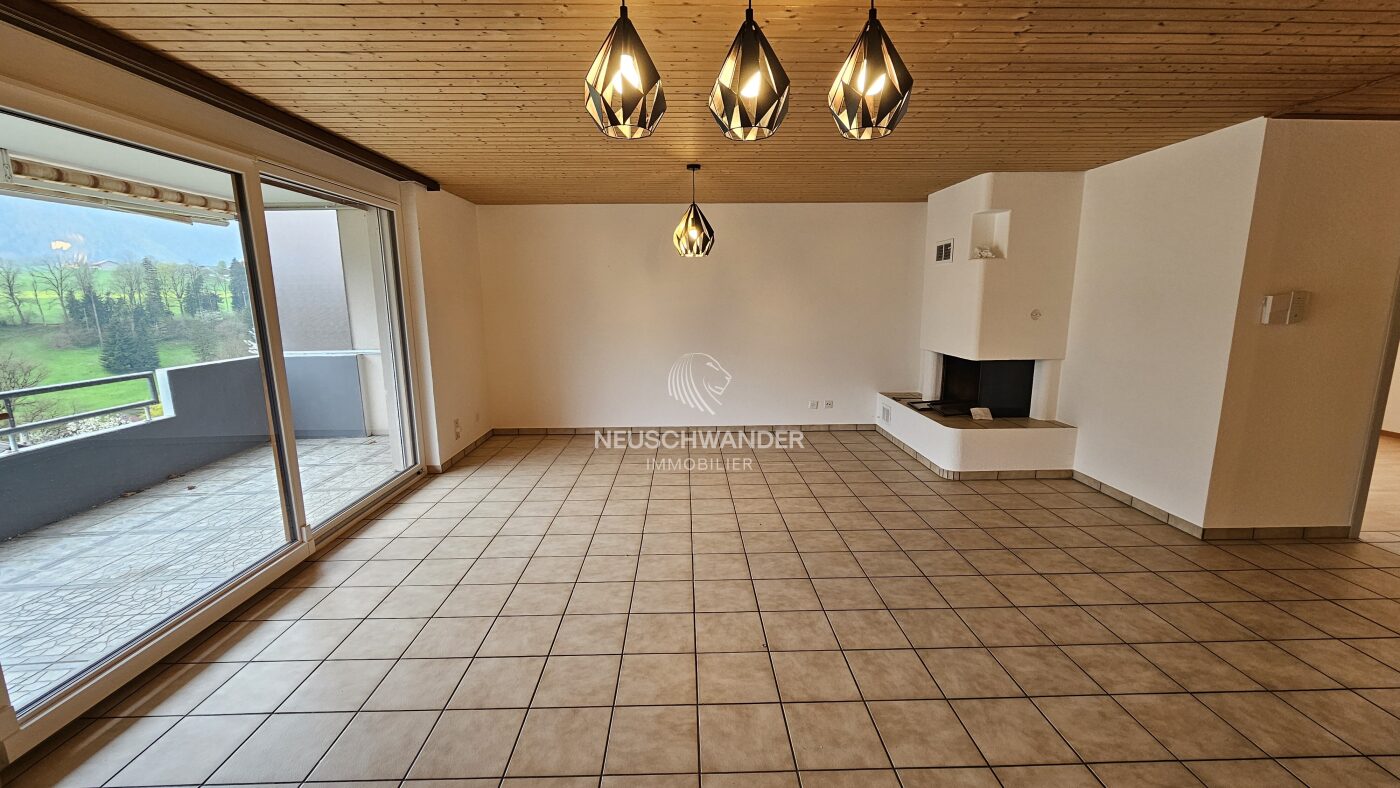 Séjour avec cheminée / salle à manger