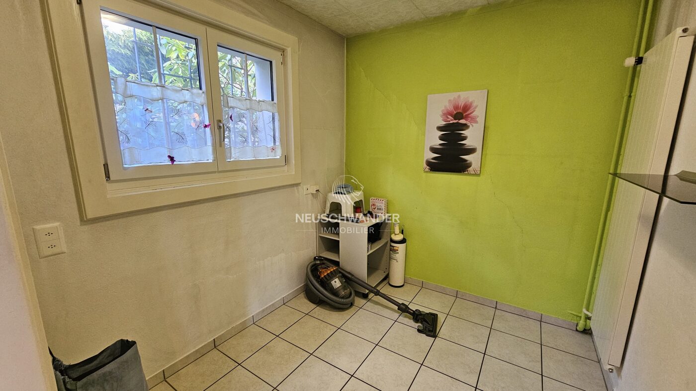 Bureau à gauche de l'entrée