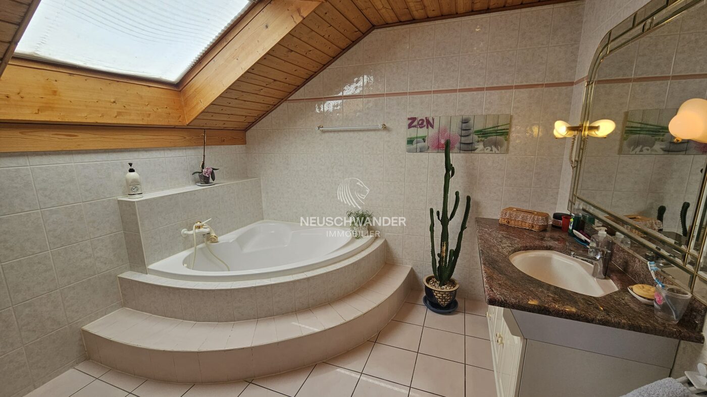 Salle de bain avec baignoire d'ange, WC, lavabo et vélux