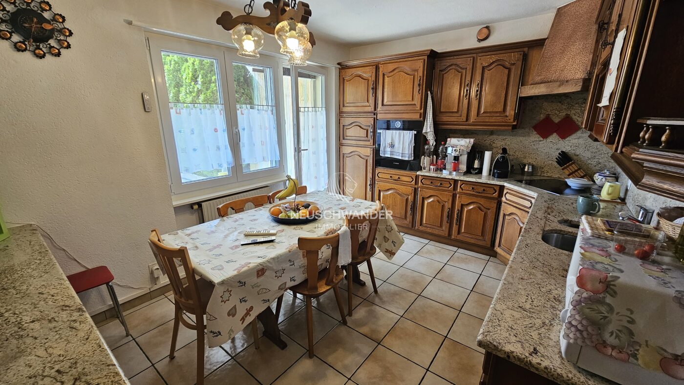 Cuisine agencée et habitable avec accès direct à la terrasse