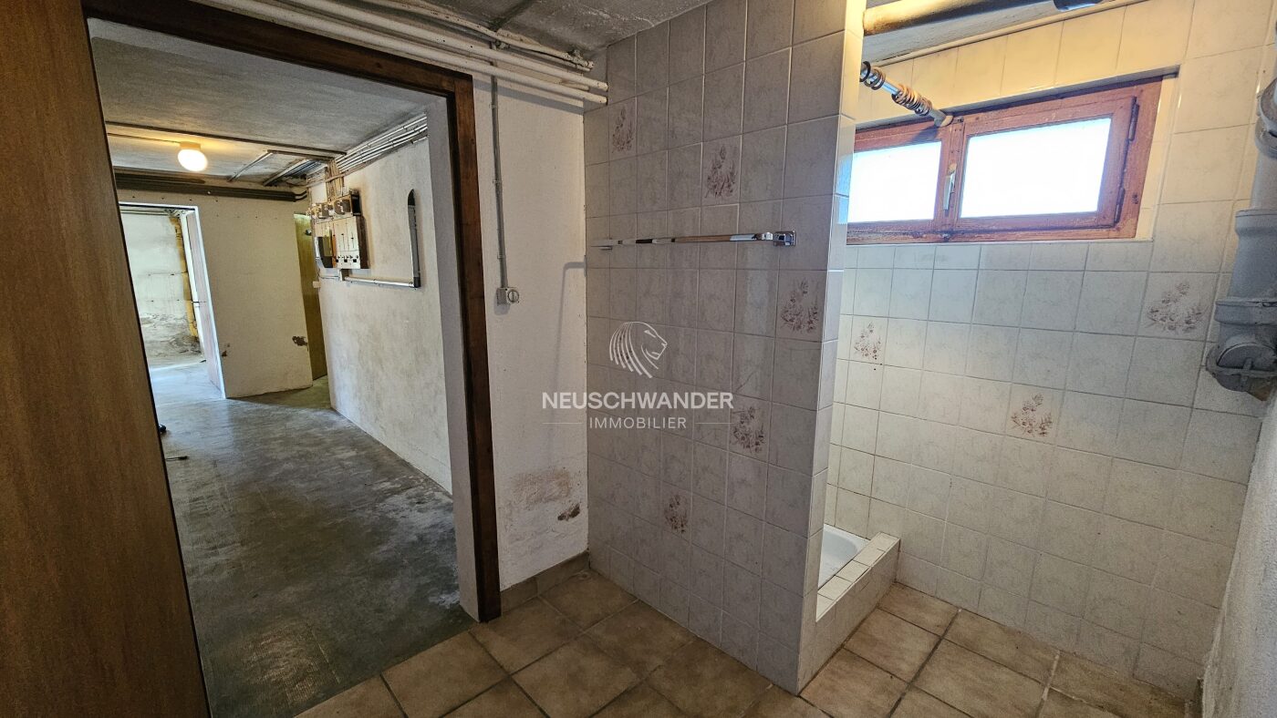 Douche au rez-de-chaussée inférieur