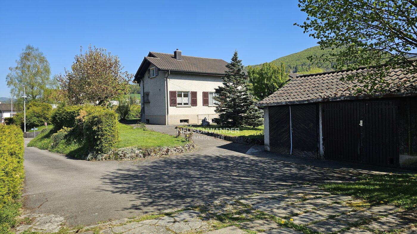 Vue de l'accès, des garages et de la maison