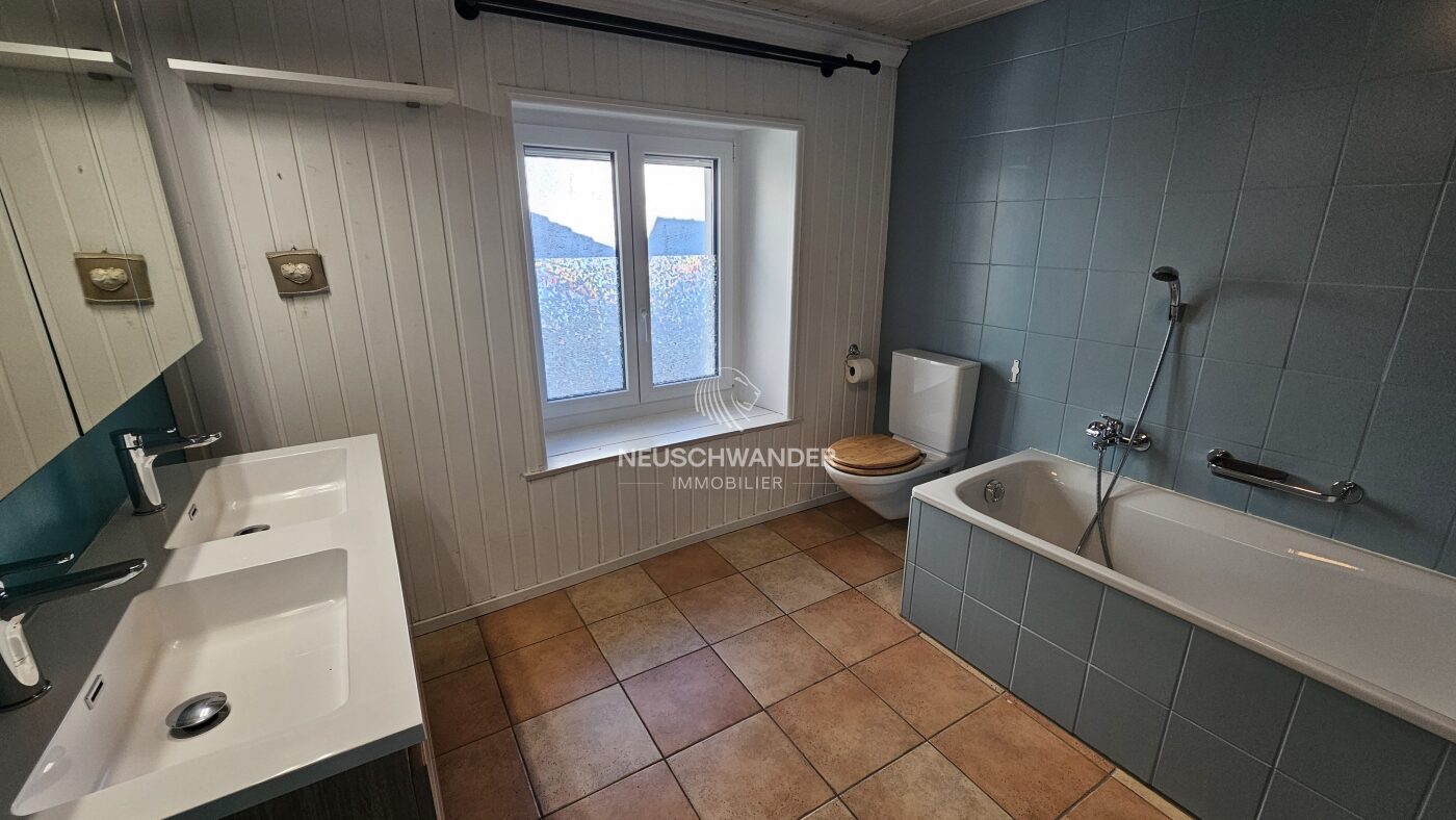 Salle de bains entièrement équipée