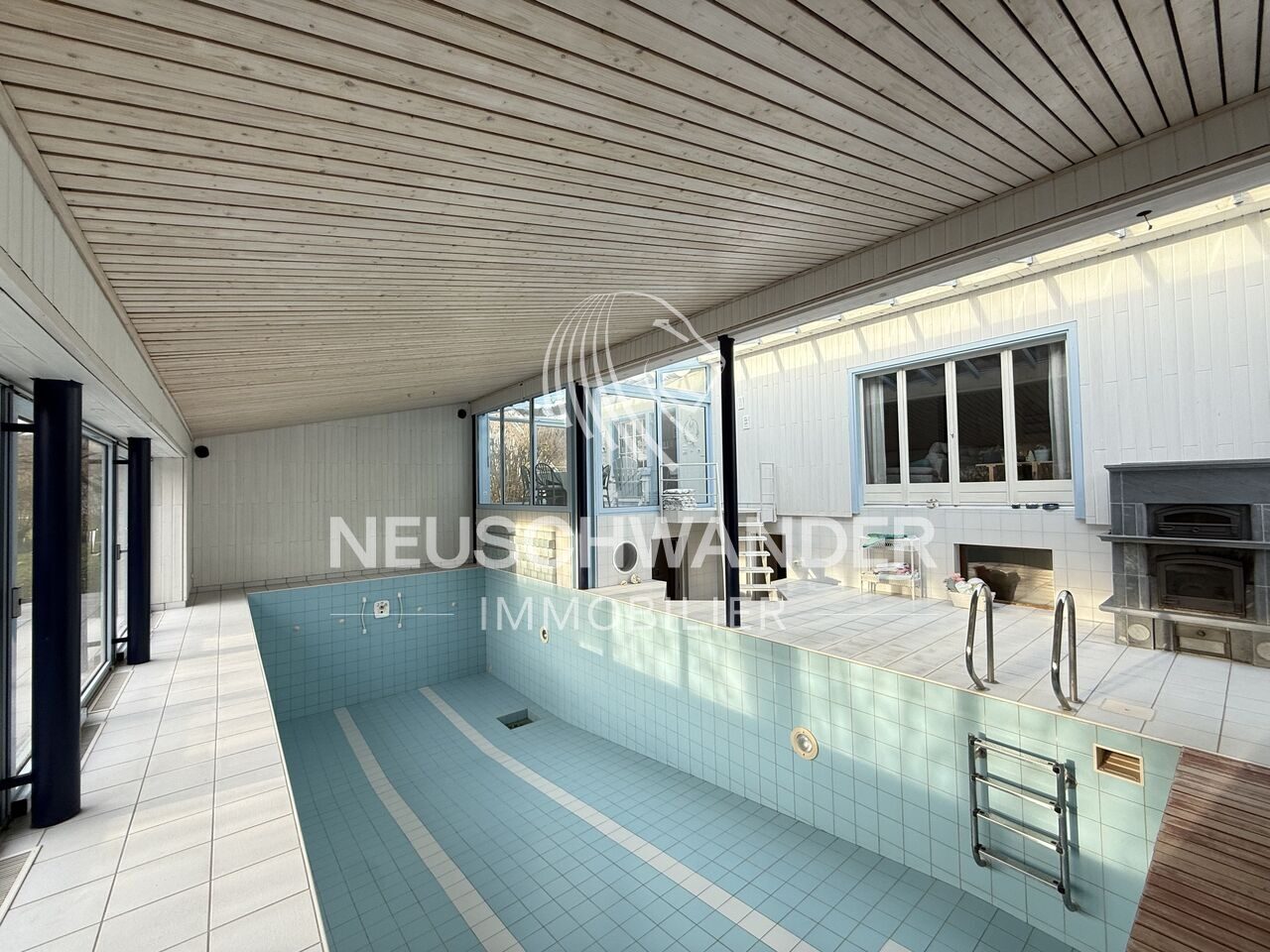 Piscine intérieure fonctionnelle