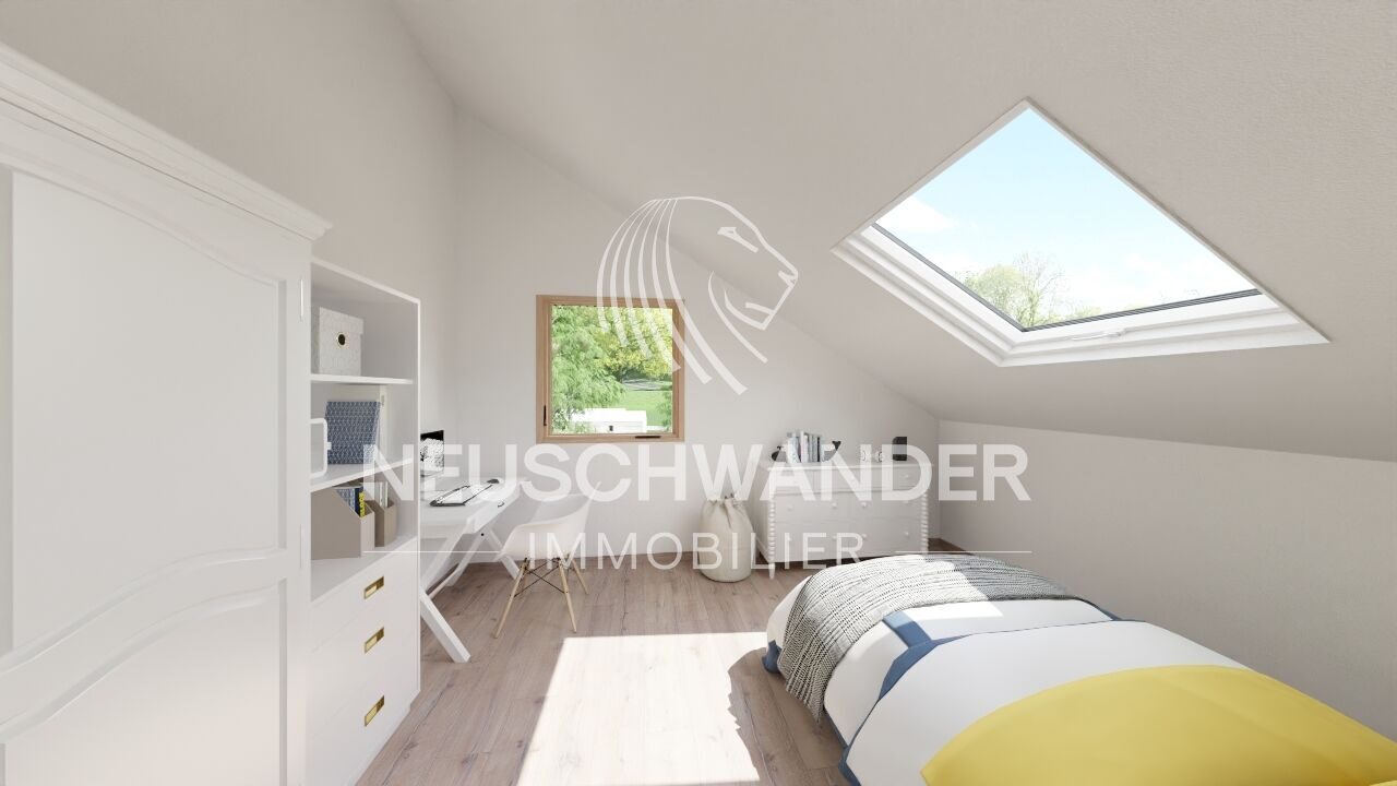 une petite chambre dans un grenier avec un lit, un bureau et une lucarne