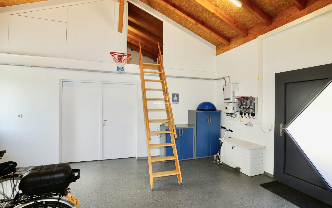 Garage vélos + accès atelier