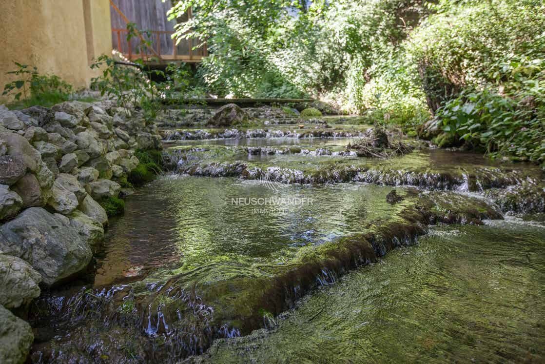 Rivière à l'arrière de la villa