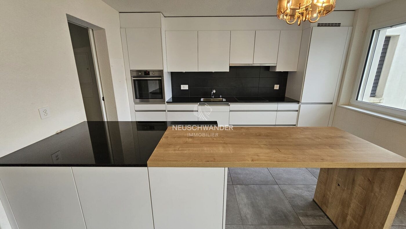 Cuisine habitable et agencée avec îlot/bar