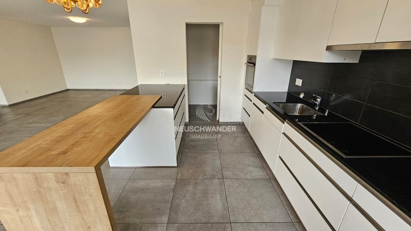 Cuisine agencée et habitable avec accès au cellier