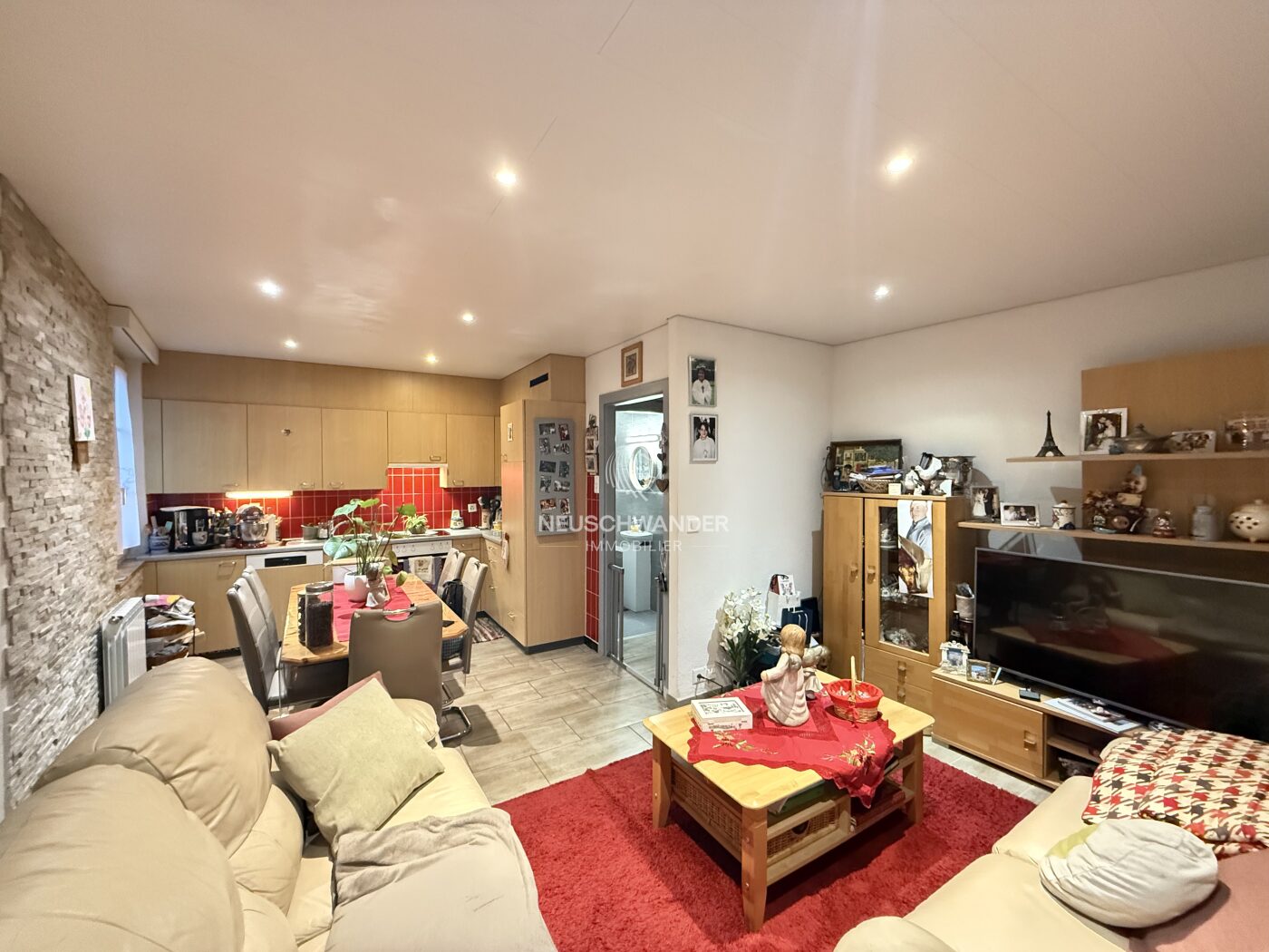 Séjour avec coin salle à manger et cuisine habitable