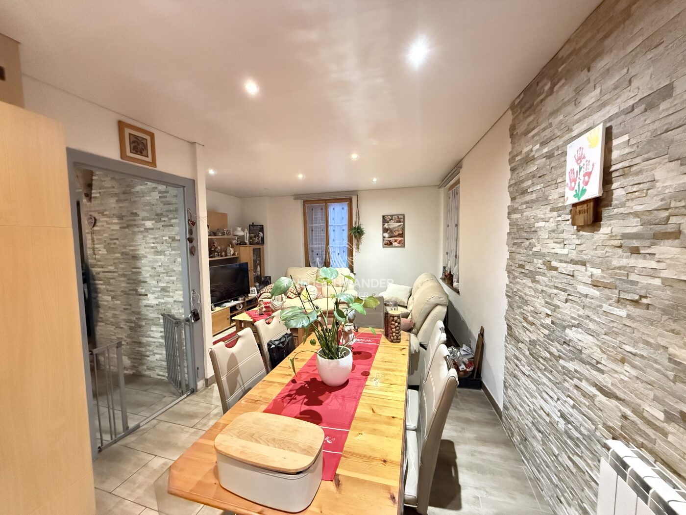 Salle à manger ouverte sur le séjour