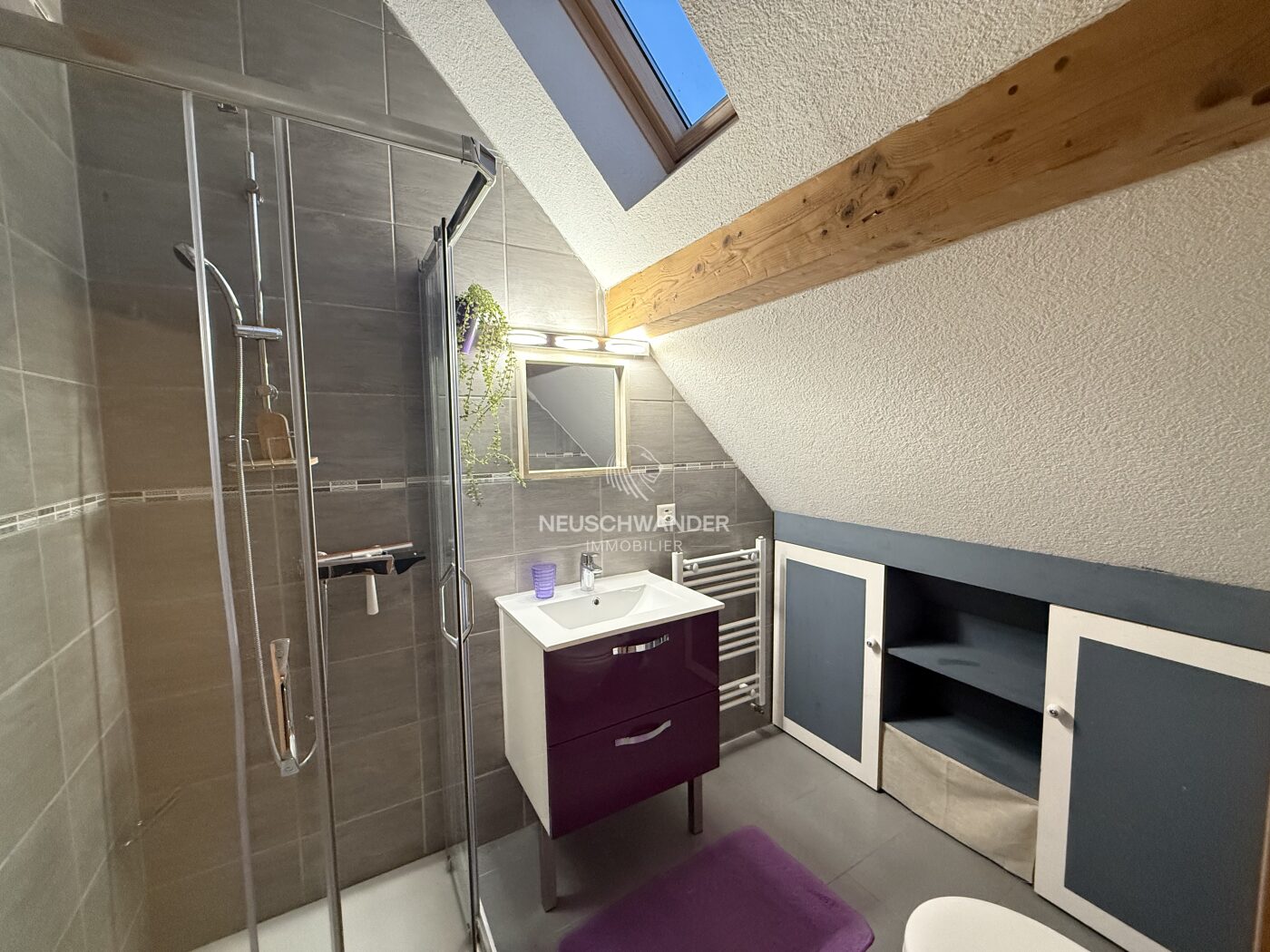 Salle d'eau au 2ème étage - entièrement équipée