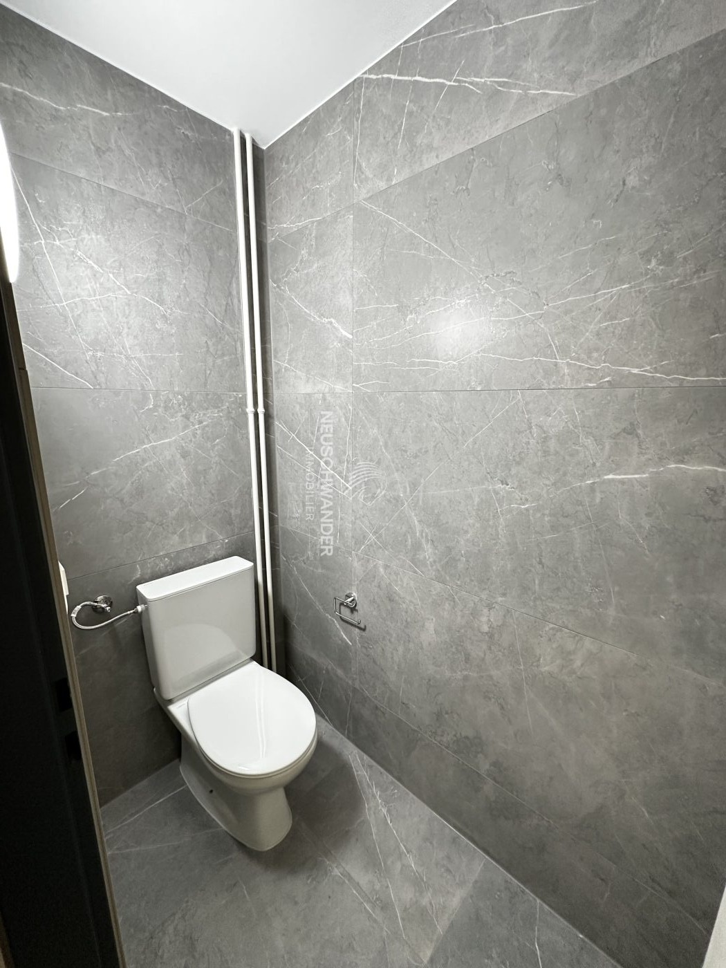 Lavabo avec WC séparé