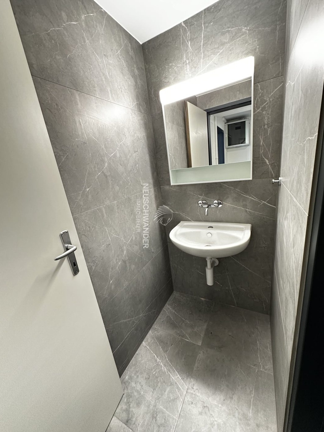 Lavabo avec WC séparé