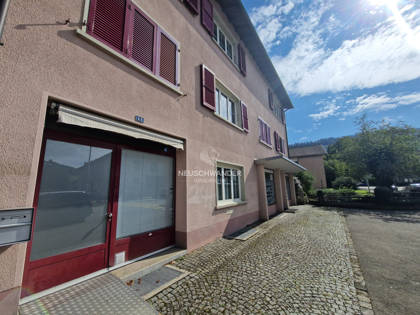 Local commercial - vitrines et entrée