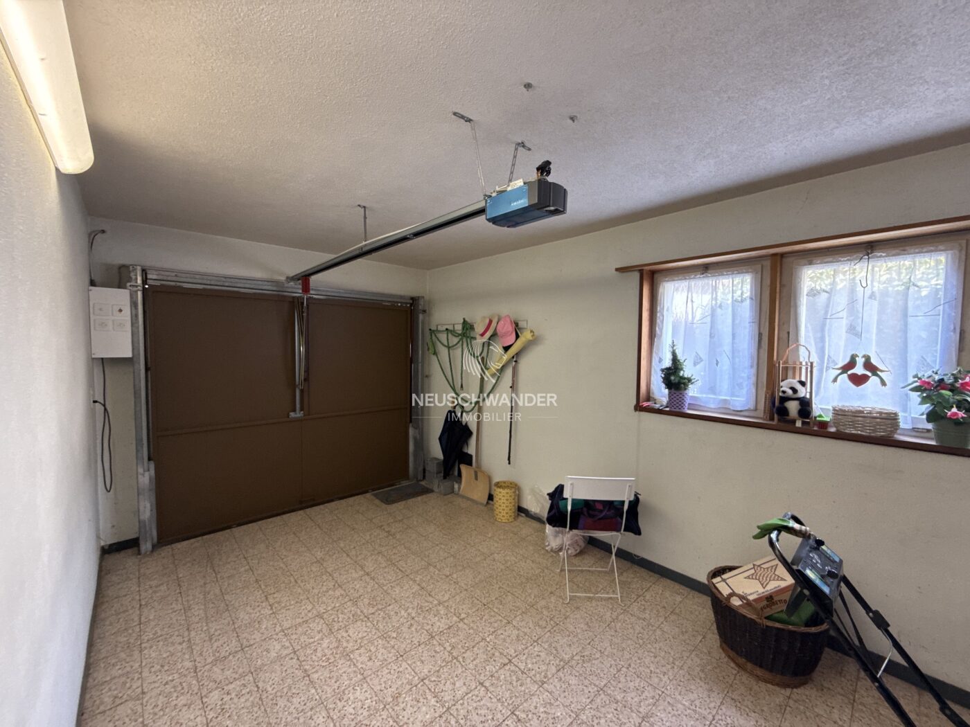 Garage avec porte électrique