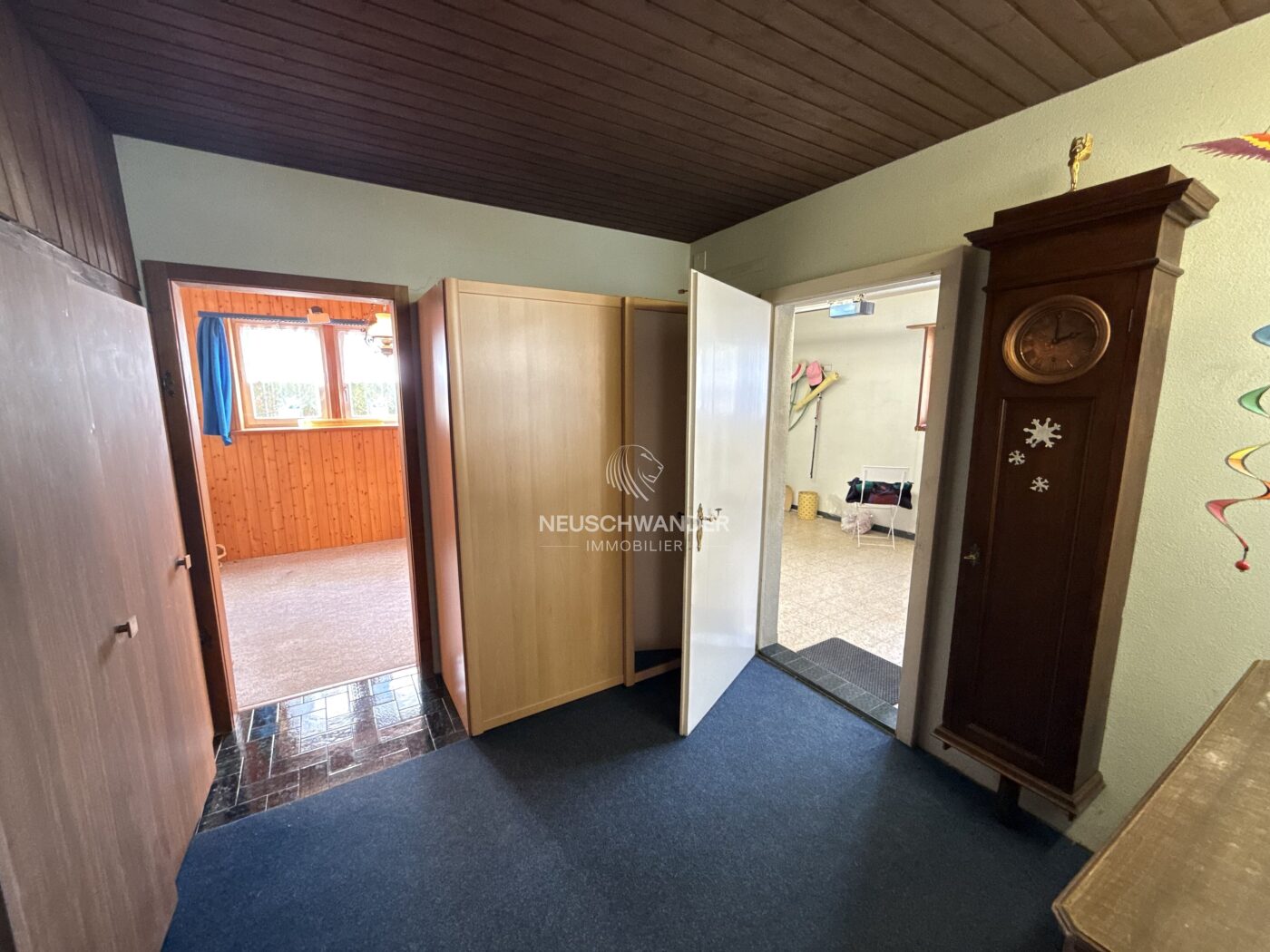 Hall de distribution côté garage avec colonne de lavage