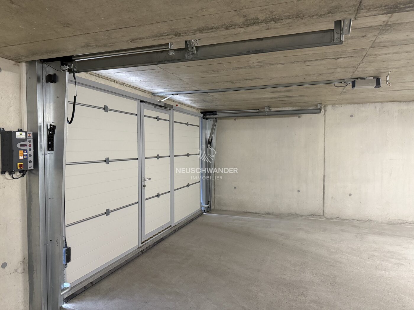 Garage souterrain avec porte automatique