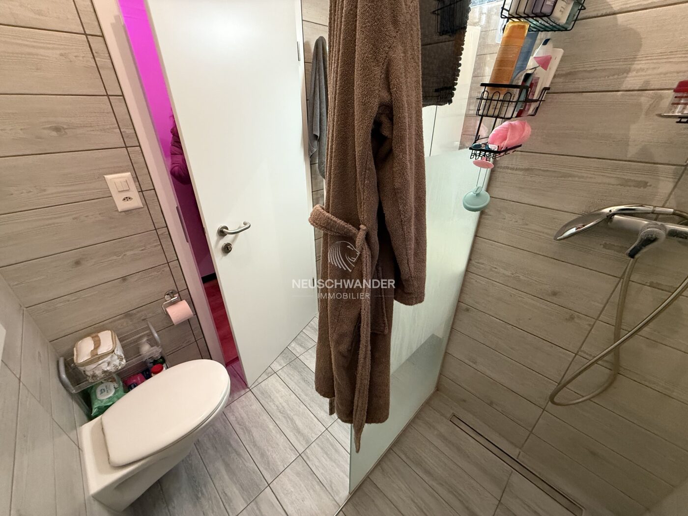 Salle d'eau avec douche à l'italienne