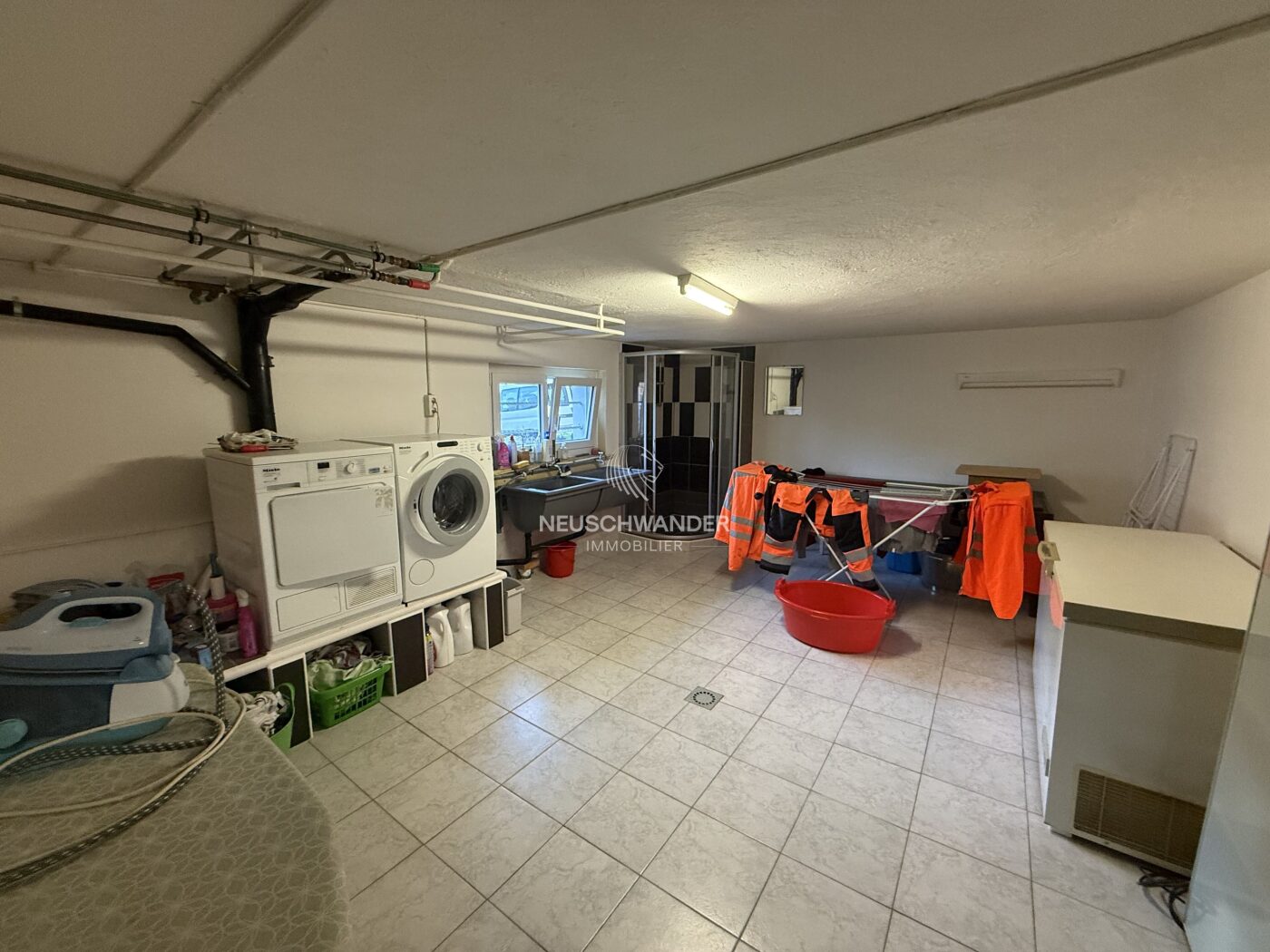 Grande buanderie entièrement équipée