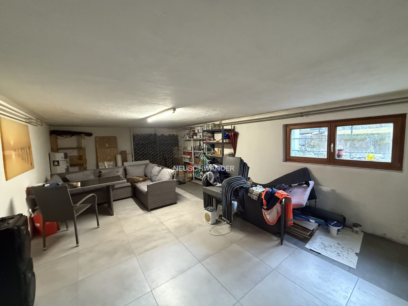 Très spacieuse pièce pouvant être utilisée comme chambre, salle de jeux ou autre