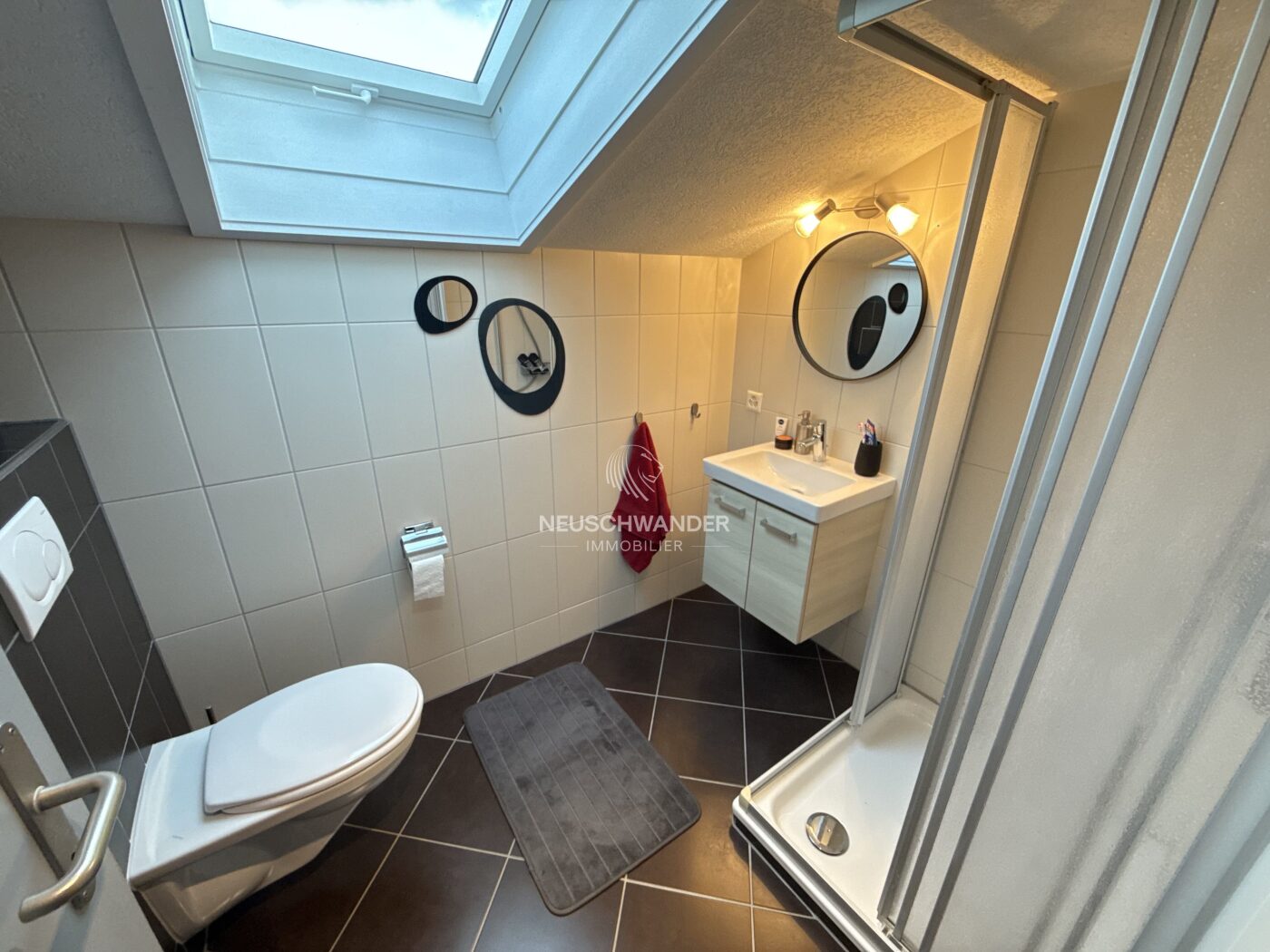 Salle d'eau toute équipée attenante à la chambre