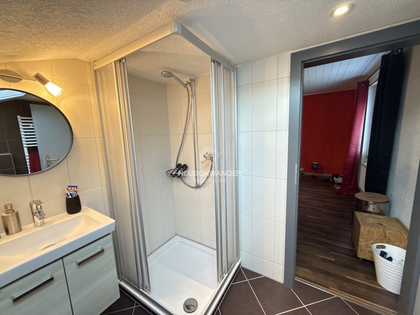 Salle d'eau toute équipée attenante à la chambre