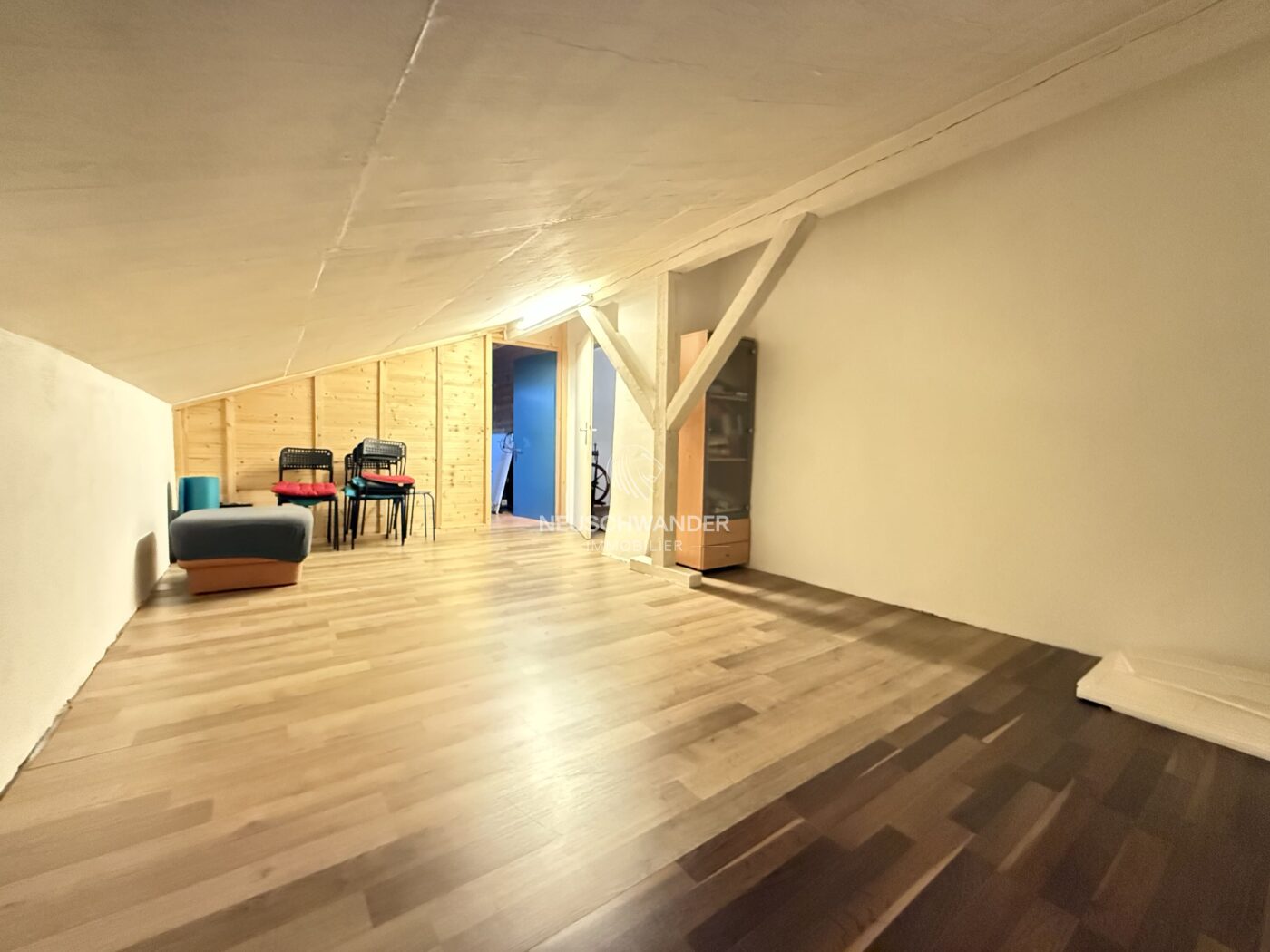 Pièce / chambre / bureau disponible à l'étage