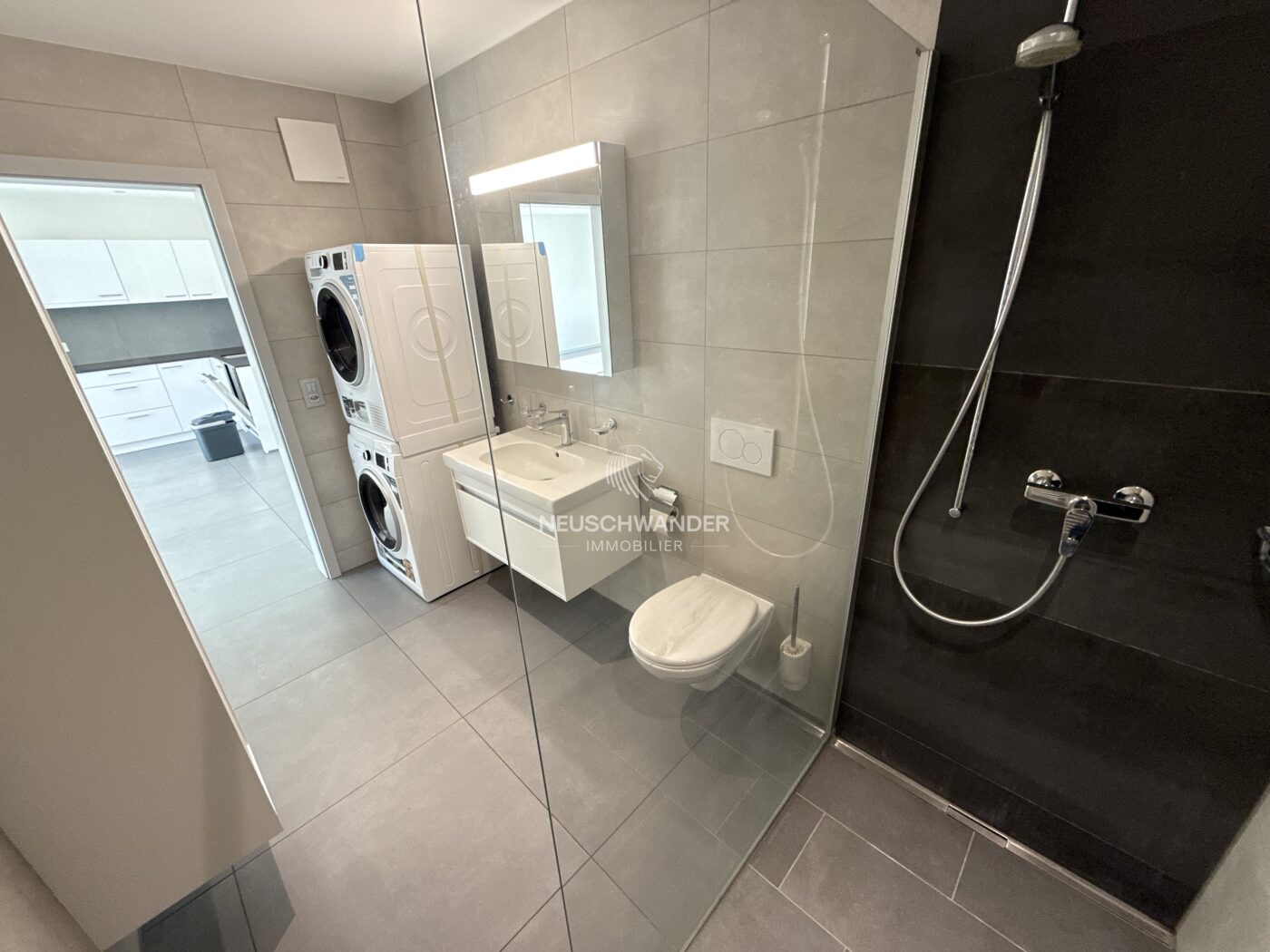 Salle d'eau avec colonne de lavage/séchage