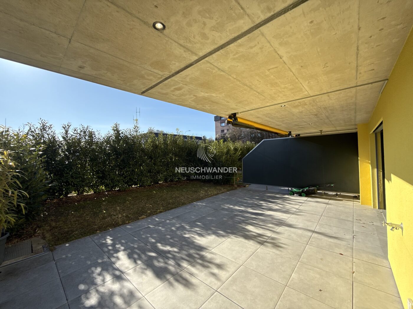 Terrasse couverte et jardin privatif