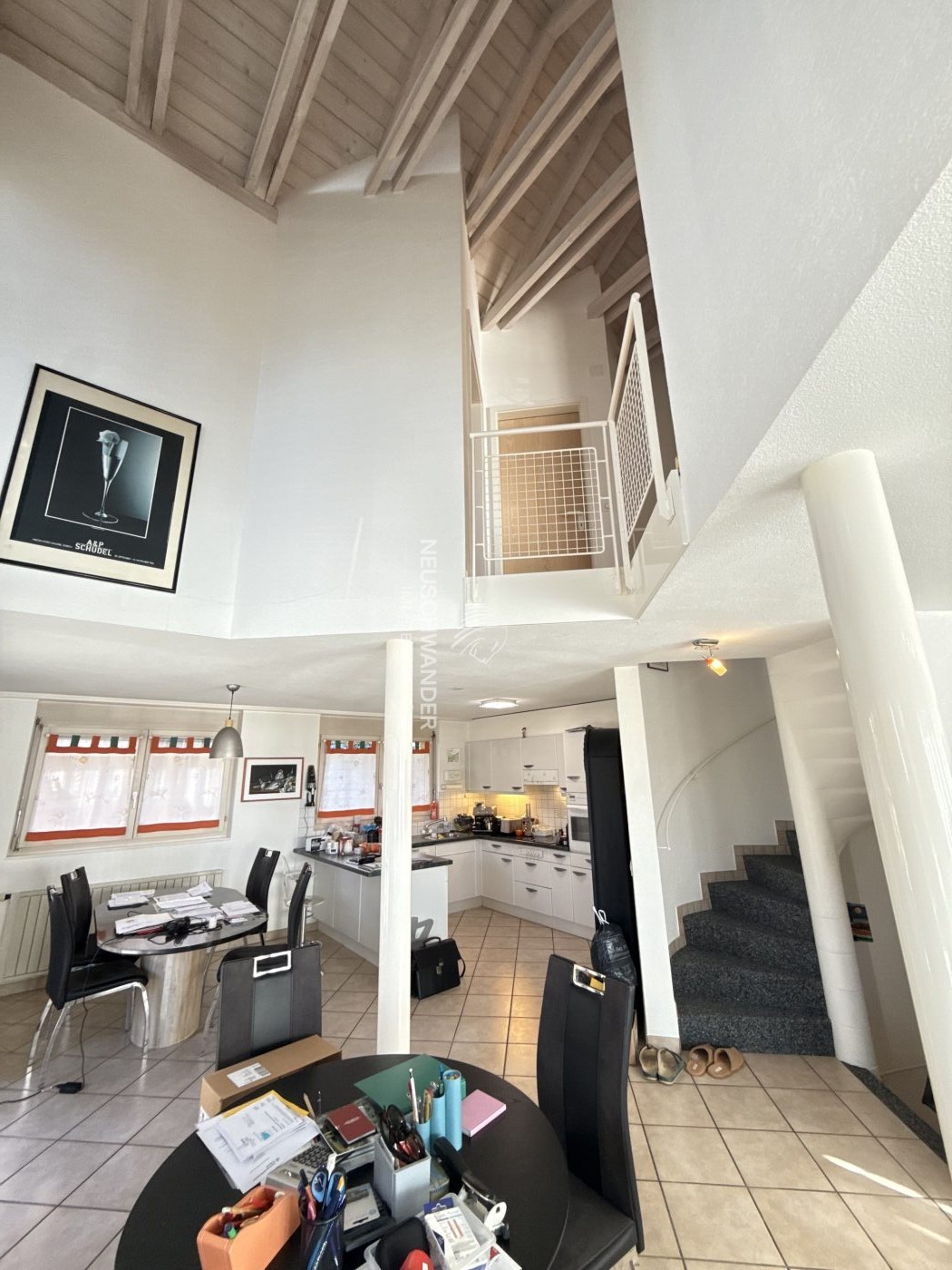 Salle à manger avec ouverture sur l'étage