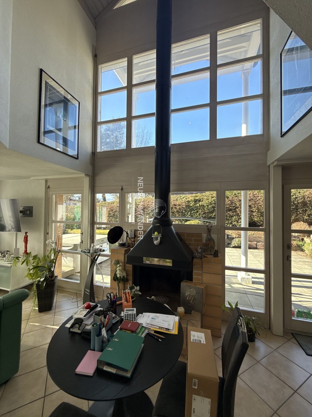 Vue sur la cheminée et les fenêtres