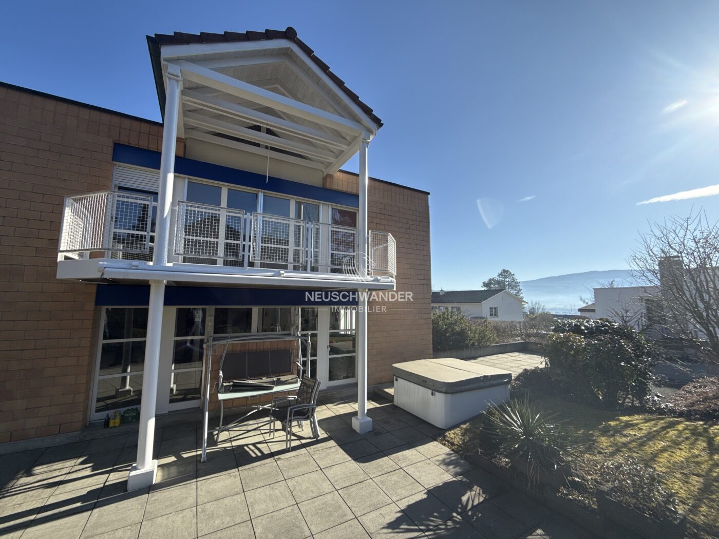 Terrasse couverte avec jacuzzi