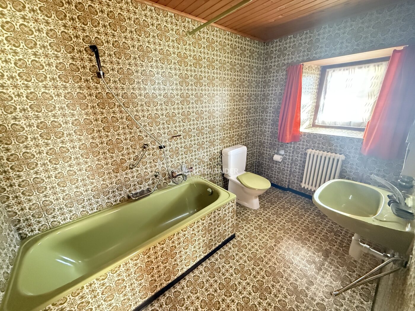 Salle de bain entièrement équipée