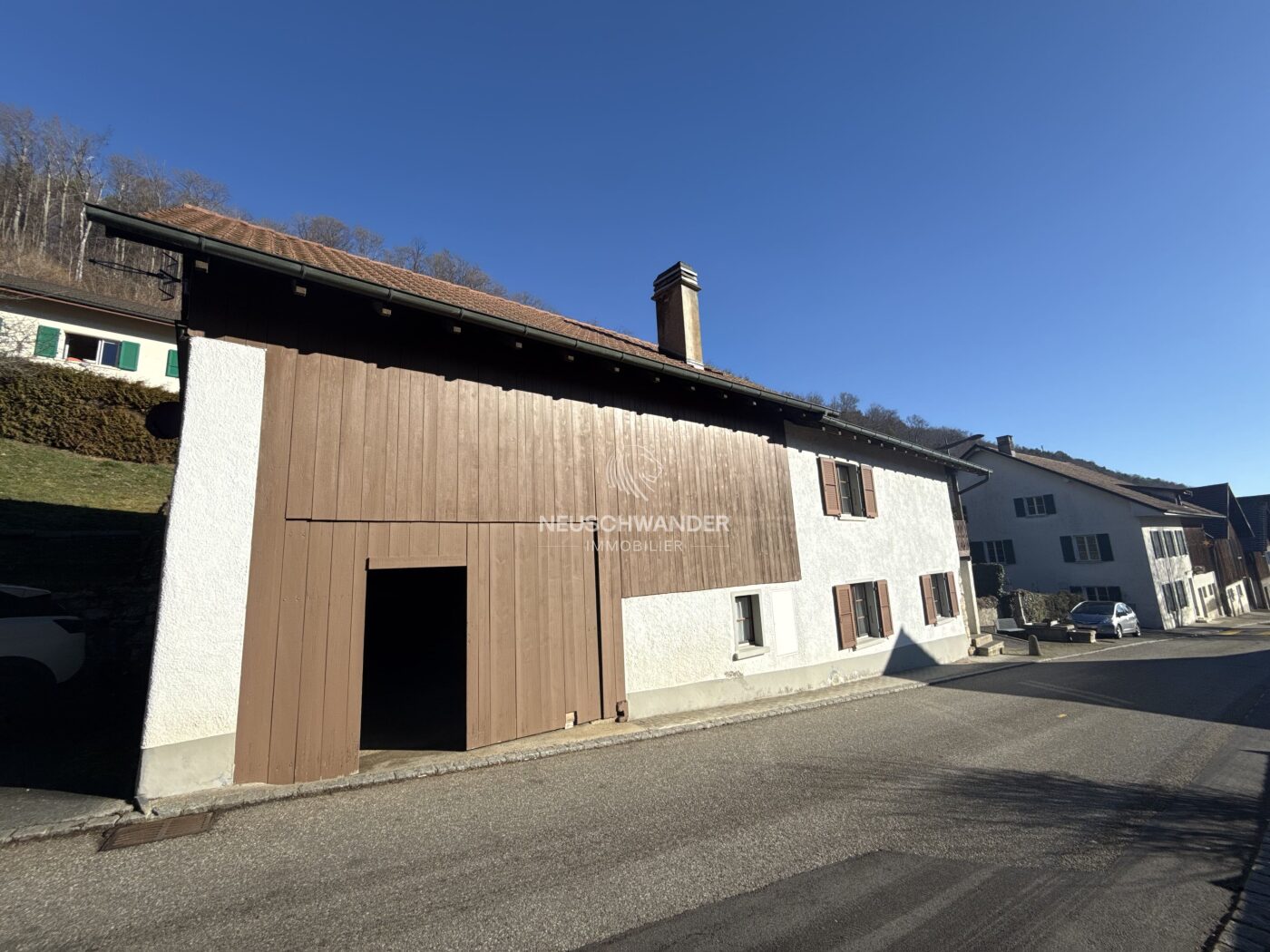Accès grange - route devant la maison limitée à 30 km/h.