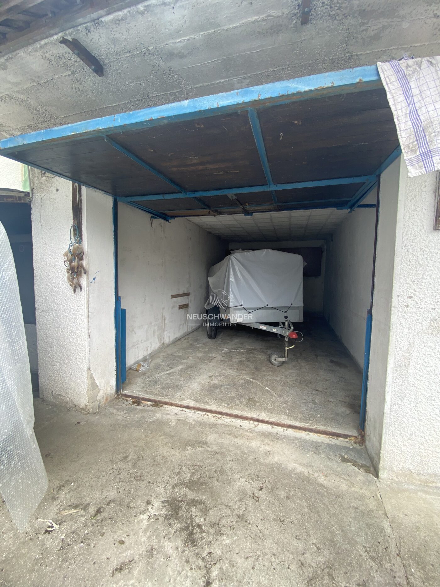 Garage avec porte manuelle