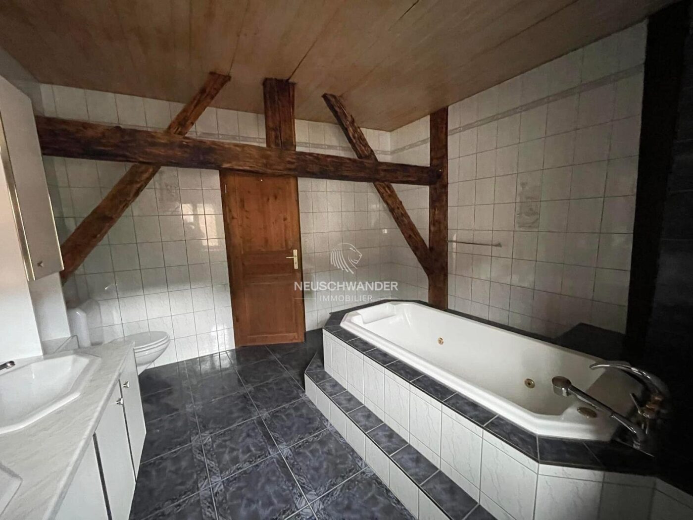 Salle de bain entièrement équipée avec fenêtre
