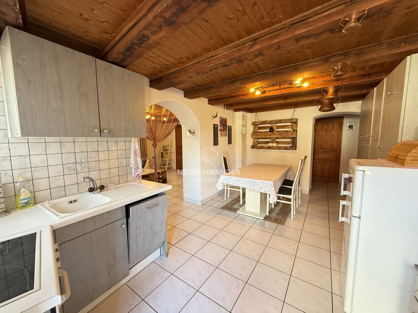 Entrée donnant sur la cuisine habitable et agencée