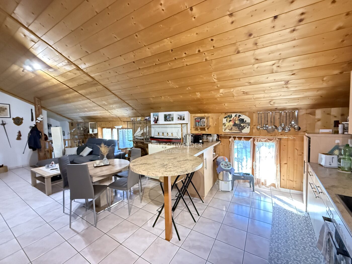 Cuisine ouverte avec bar sur le salon - séjour