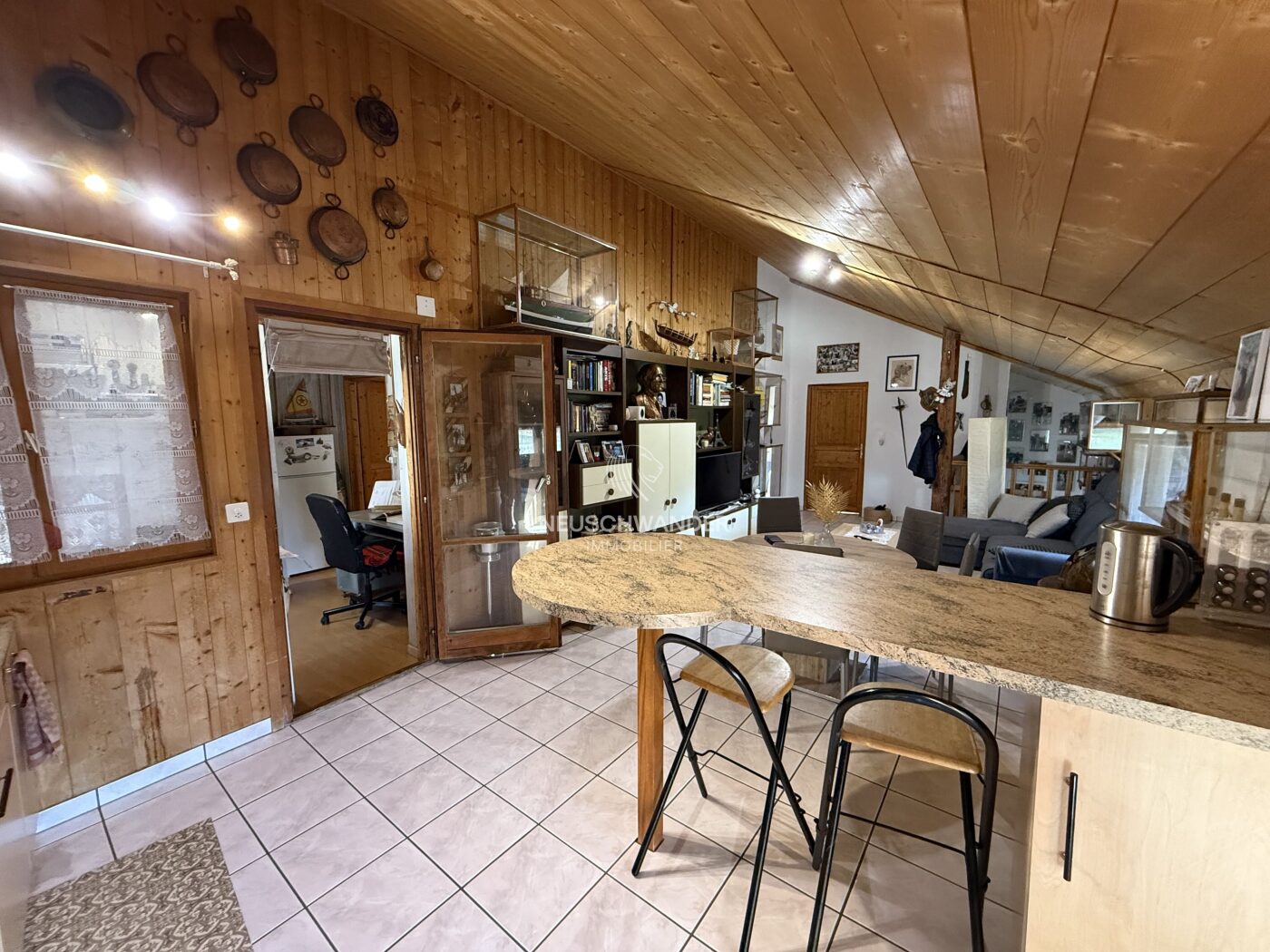 Cuisine ouverte avec bar sur le salon - séjour