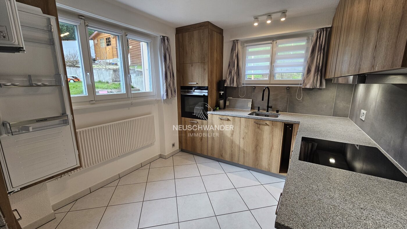 Appartement rez supérieur : cuisine habitable et agencée