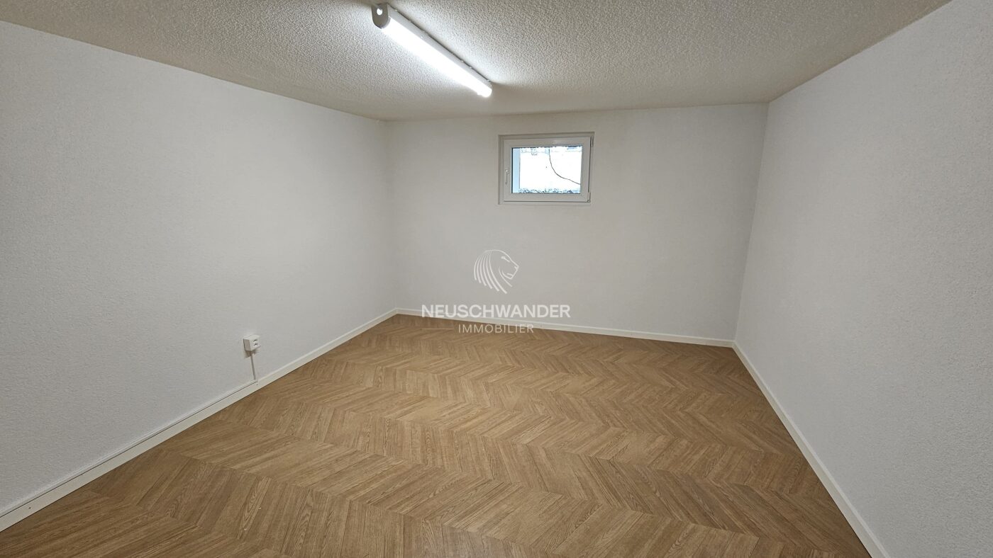 Chambre/pièce disponible au rez-inférieur