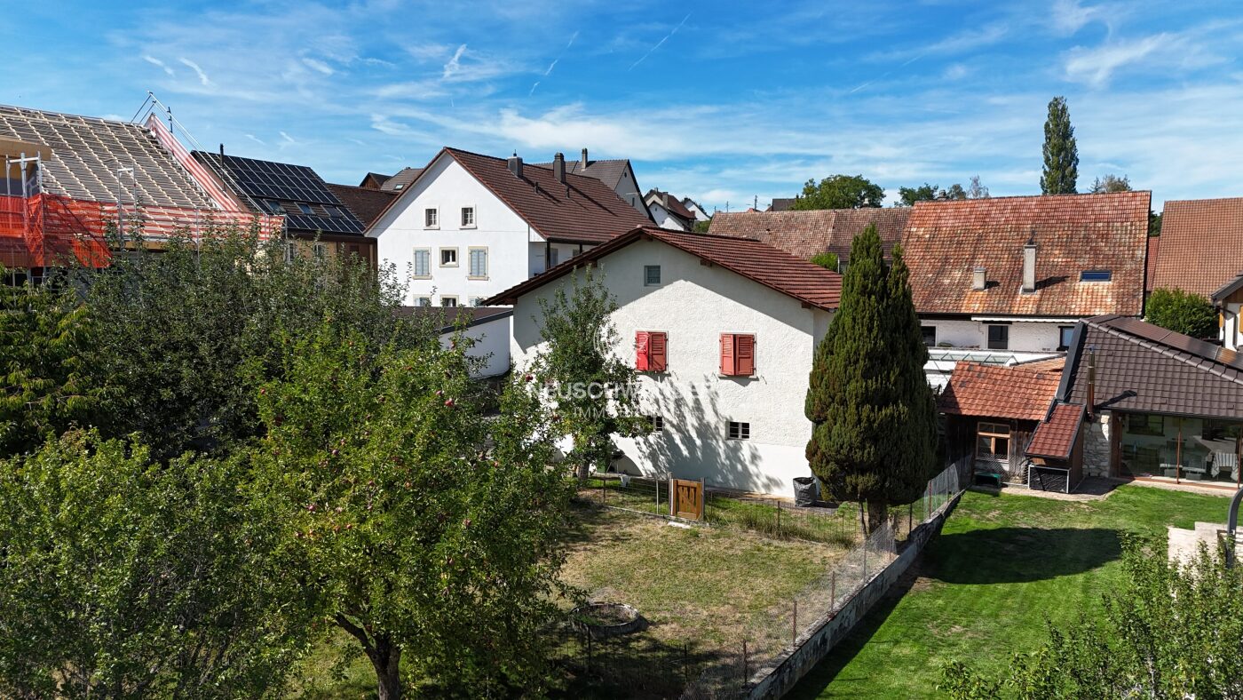 Derrière la maison