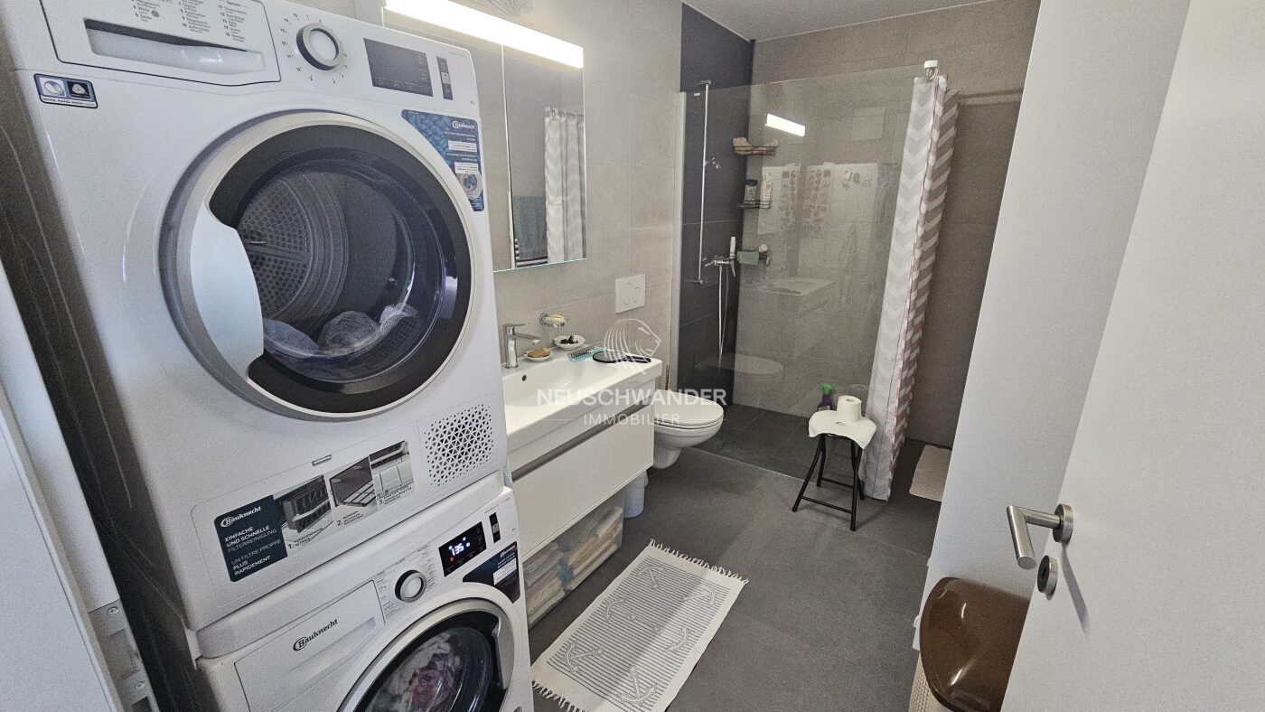 Salle d'eau avec colonne de lavage/séchage