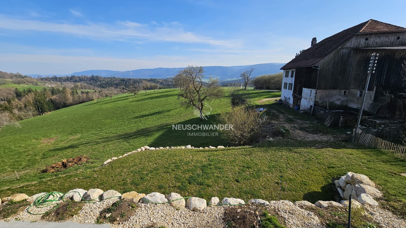 Vue sur la vallée et le jardin commun
