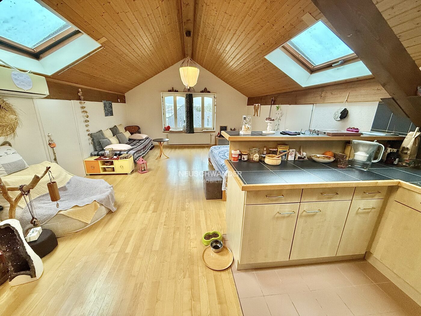 Cuisine ouverte sur séjour/chambre