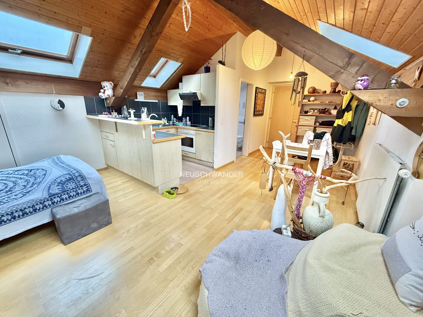 Cuisine ouverte sur séjour/chambre