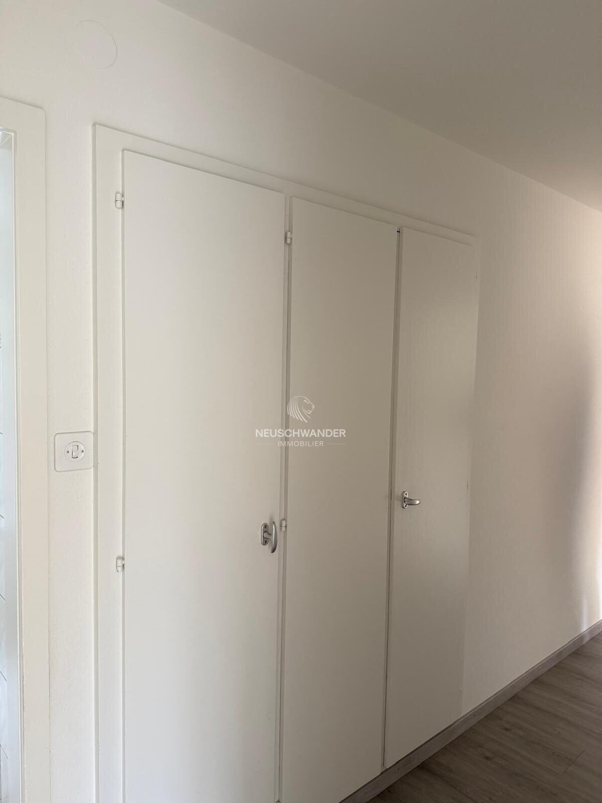 Couloir avec armoires murales