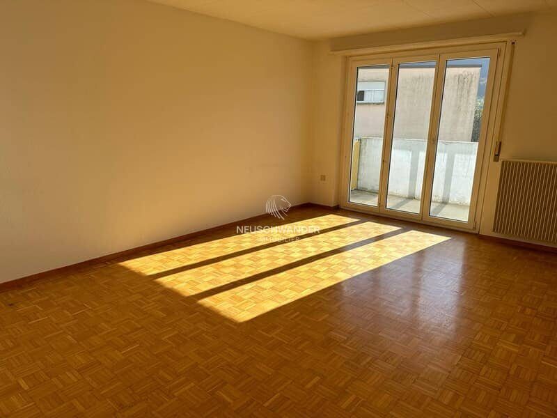 Appartement 4.5 pièces côté gauche - Séjour avec balcon