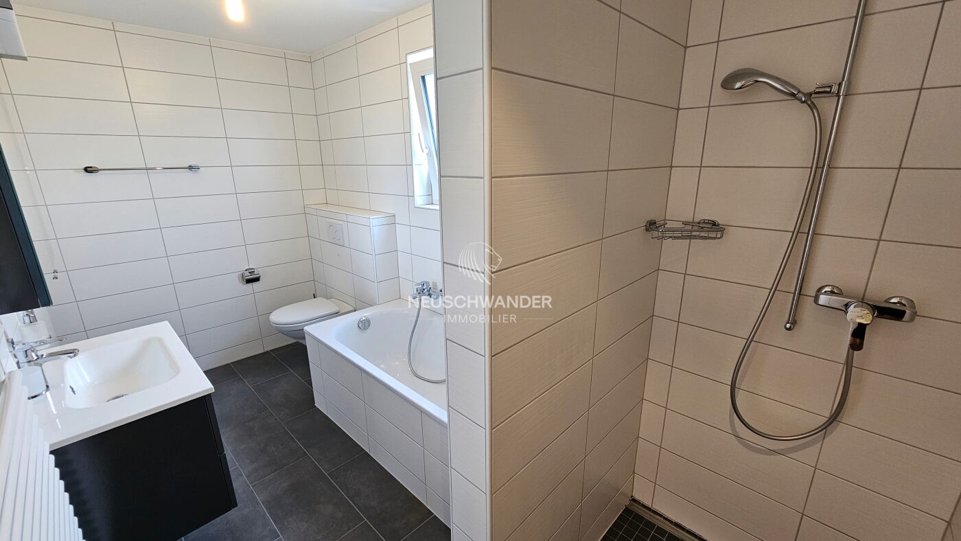 1er étage - salle de bain avec douche et baignoire
